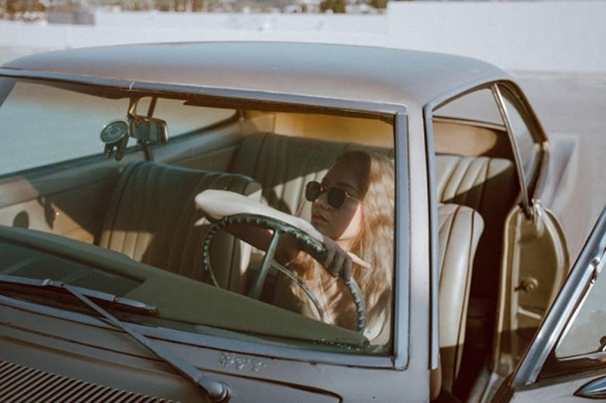 Ca sĩ nhí một thời Xuân Nghi cực ngầu khi tạo dáng với xe hơi-5