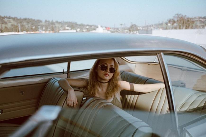 Ca sĩ nhí một thời Xuân Nghi cực ngầu khi tạo dáng với xe hơi-6