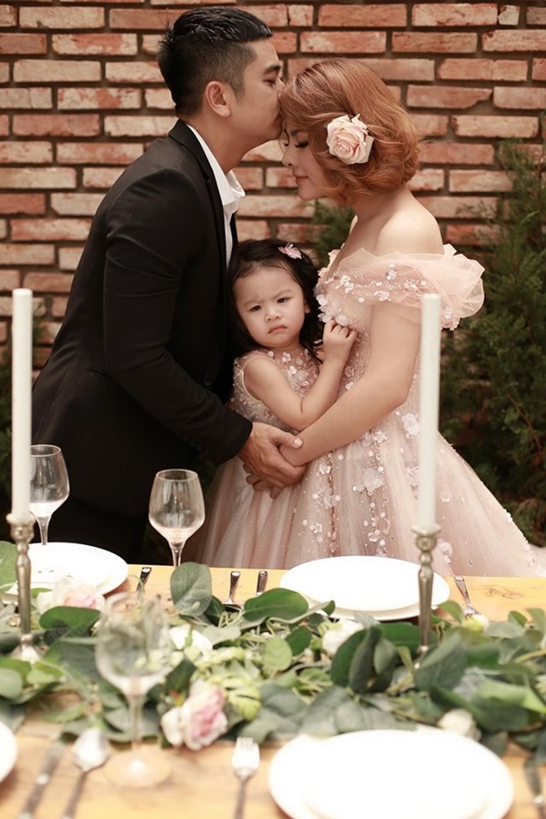 Vân Trang khoe ảnh gia đình hạnh phúc nhưng biểu cảm của con gái lại có gì đó sai sai-1