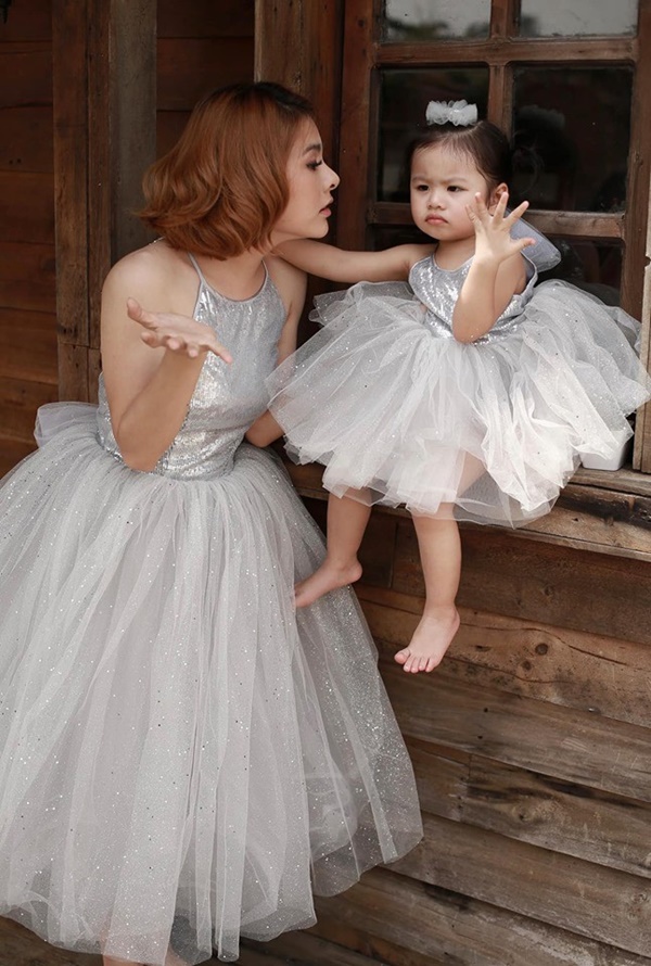 Vân Trang khoe ảnh gia đình hạnh phúc nhưng biểu cảm của con gái lại có gì đó sai sai-4