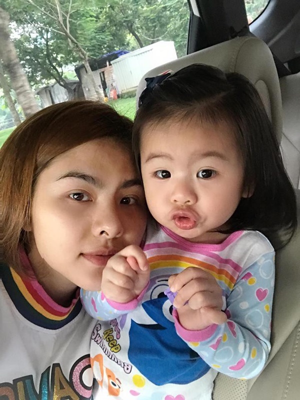 Vân Trang khoe ảnh gia đình hạnh phúc nhưng biểu cảm của con gái lại có gì đó sai sai-6