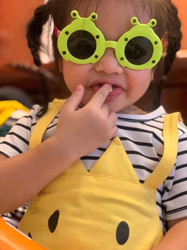 Vân Trang khoe ảnh gia đình hạnh phúc nhưng biểu cảm của con gái lại có gì đó sai sai-7