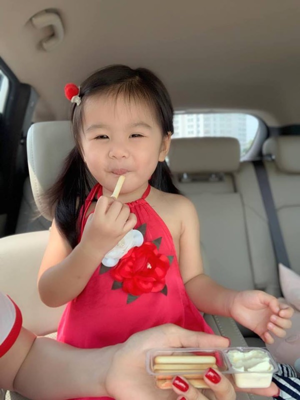 Vân Trang khoe ảnh gia đình hạnh phúc nhưng biểu cảm của con gái lại có gì đó sai sai-8