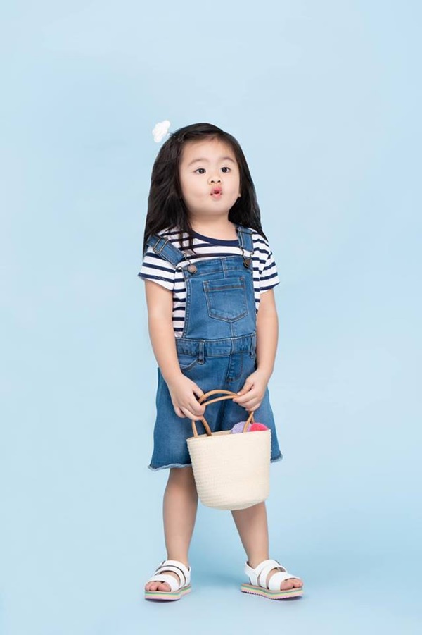 Vân Trang khoe ảnh gia đình hạnh phúc nhưng biểu cảm của con gái lại có gì đó sai sai-9