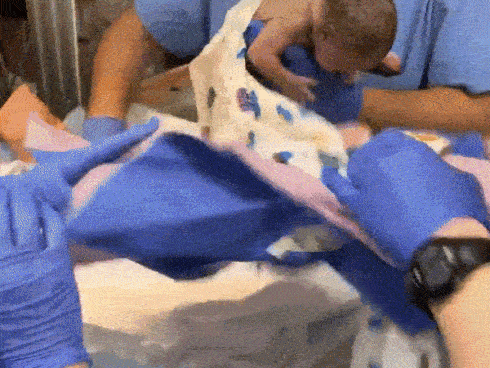 Hai đứa trẻ đang chơi đùa, vài phút sau một bé qua đời, mọi người biết chuyện đều vô cùng đau lòng nhưng không thể trách ai-4