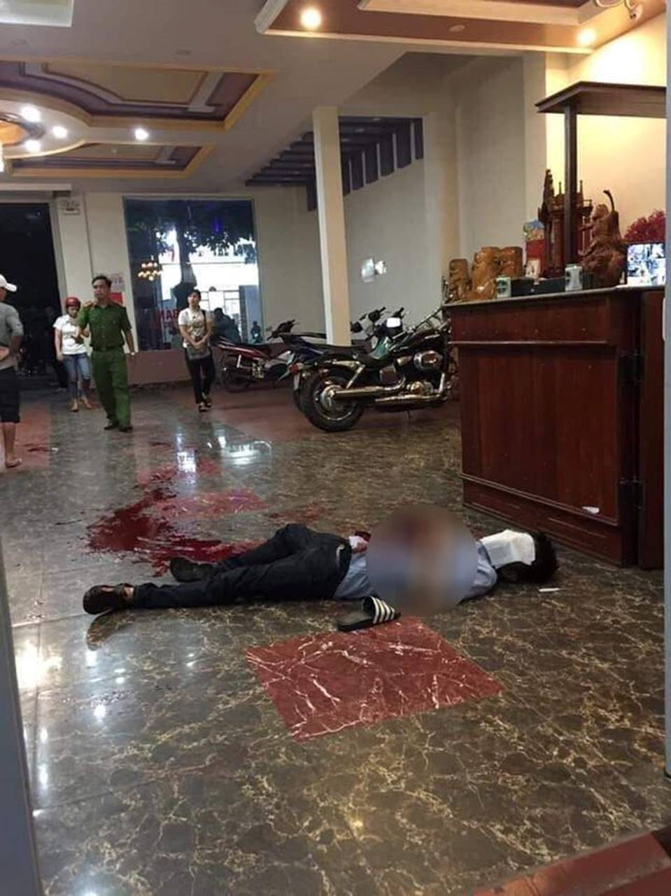 Cán bộ huyện dùng dao bầu đâm đồng nghiệp tử vong tại quán karaoke-1