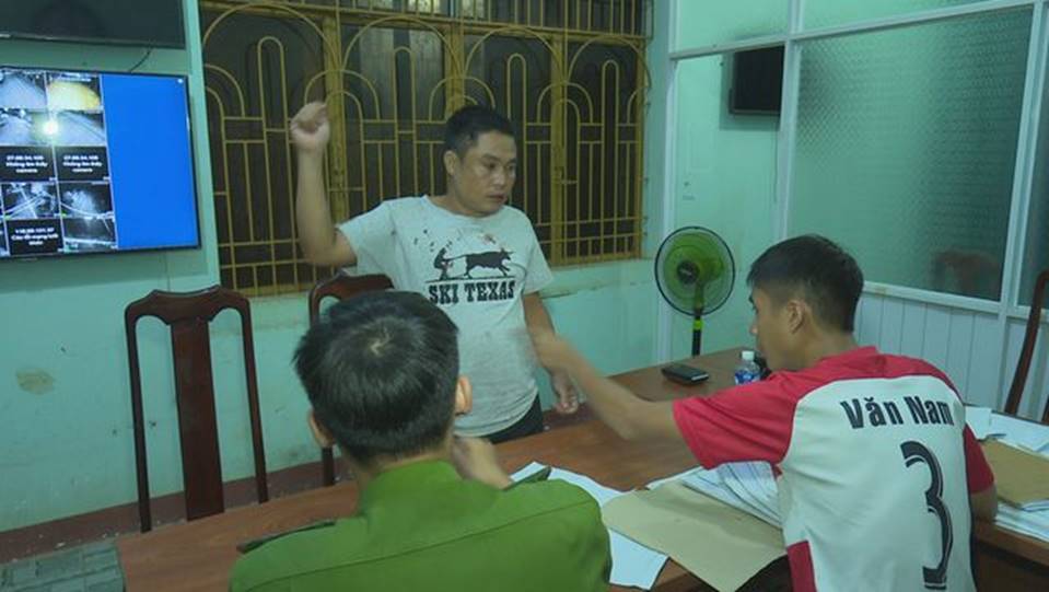 Cán bộ huyện dùng dao bầu đâm đồng nghiệp tử vong tại quán karaoke-2