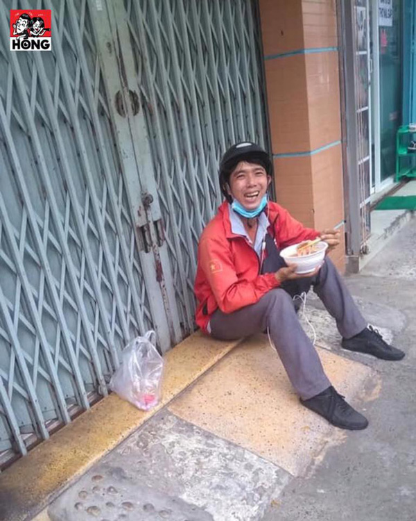Anh shipper ngồi ngoài cửa nhà ăn mì, nhìn tươi cười nhưng câu chuyện bên lề lại cay đắng-1