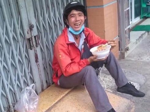 Anh shipper ngồi ngoài cửa nhà ăn mì, nhìn tươi cười nhưng câu chuyện bên lề lại cay đắng