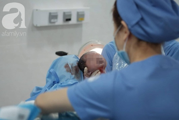 Bình Dương: Bé trai vừa sinh thì chết bất thường, gia đình sản phụ bức xúc vây kín bệnh viện-2