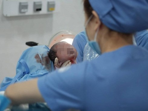 Bình Dương: Bé trai vừa sinh thì chết bất thường, gia đình sản phụ bức xúc vây kín bệnh viện