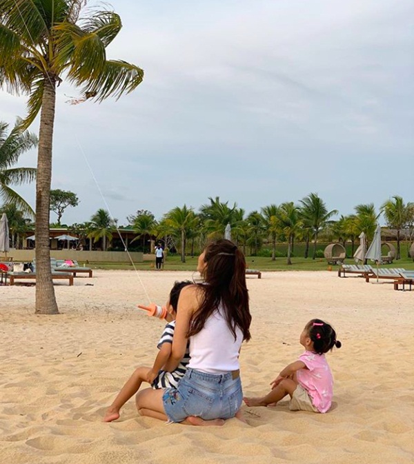 Ngắm trộm dung mạo giống bố như đúc của con trai Tăng Thanh Hà khi cùng bố đi siêu thị-2