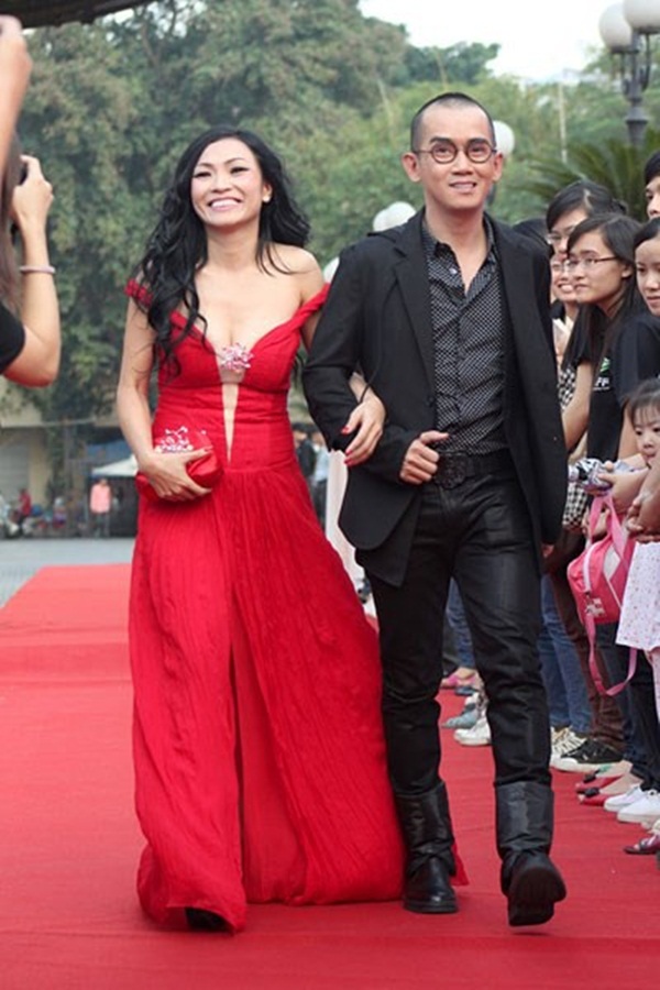 Tình bạn hoạn nạn có nhau” của Vbiz: Người sẵn sàng cắm sổ đỏ vay tiền cho bạn làm phim, người hết lòng chăm sóc lúc bệnh tật!-12