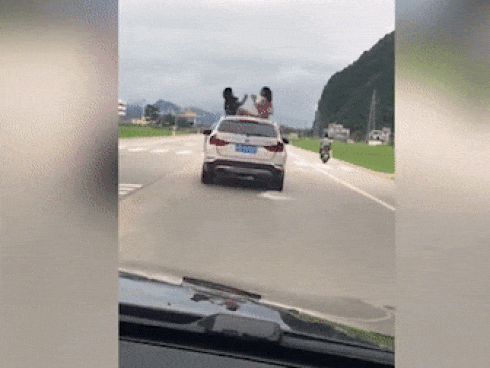 Clip: Bố để con gái đứng lên yên xe máy đi tốc độ cao-1