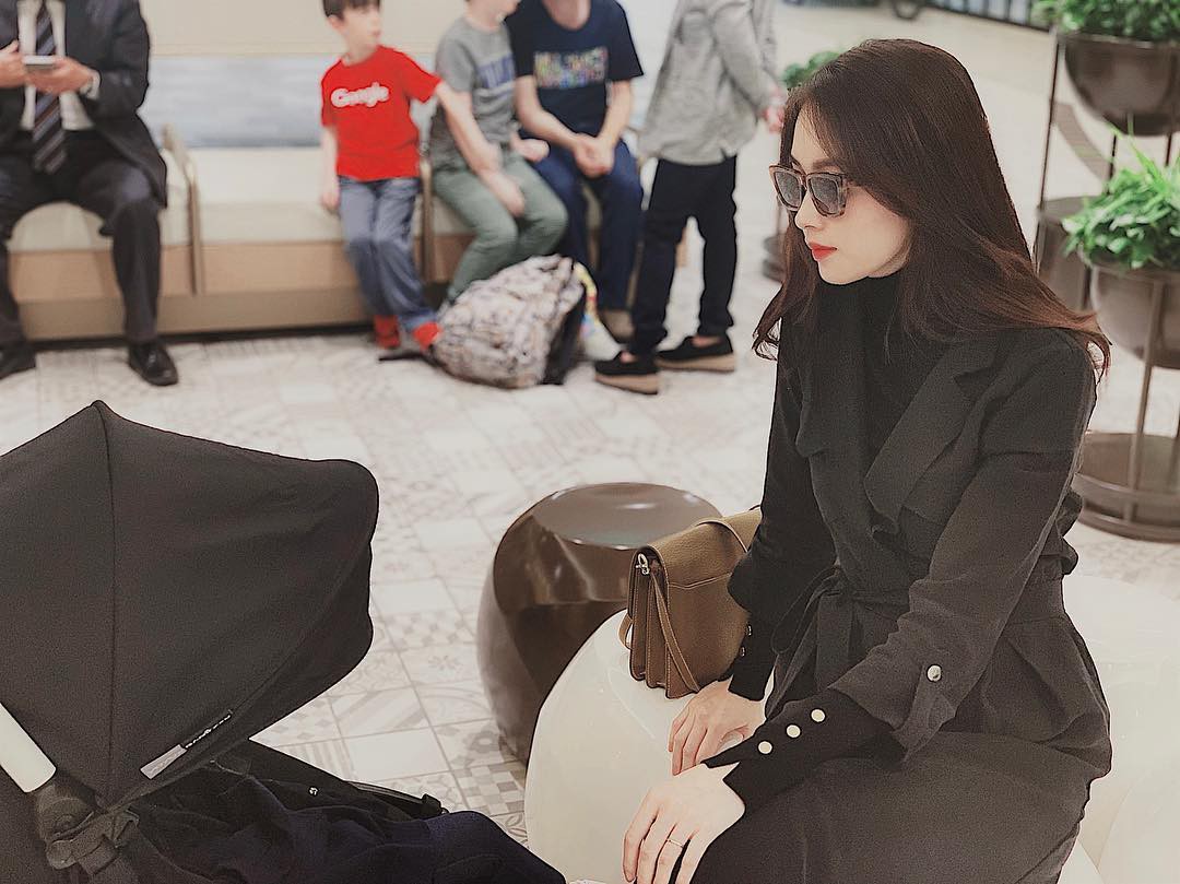 Không lên đồ trắng tinh tươm, HH Thu Thảo gần đây chuộng một combo huyền bí mà ai diện cũng sang thêm vài bậc-1