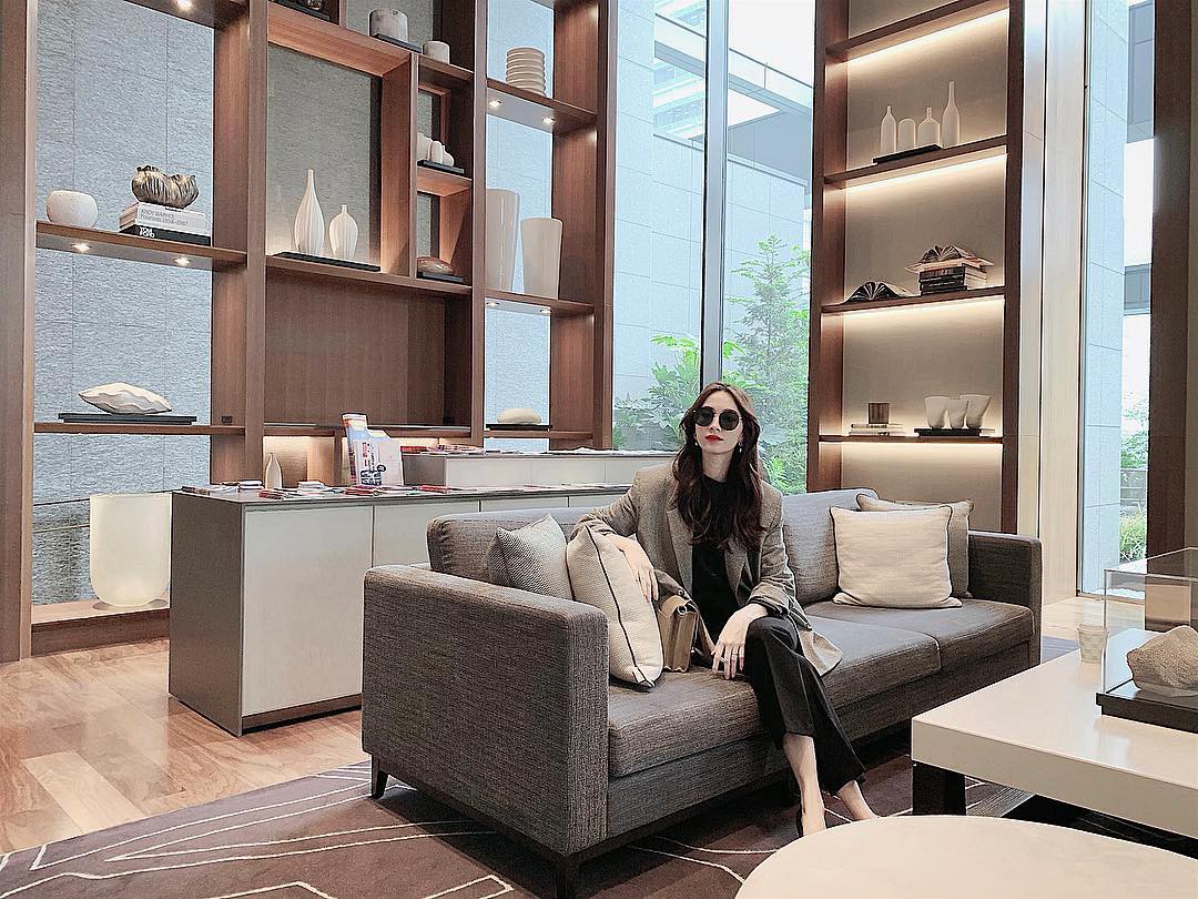 Không lên đồ trắng tinh tươm, HH Thu Thảo gần đây chuộng một combo huyền bí mà ai diện cũng sang thêm vài bậc-2