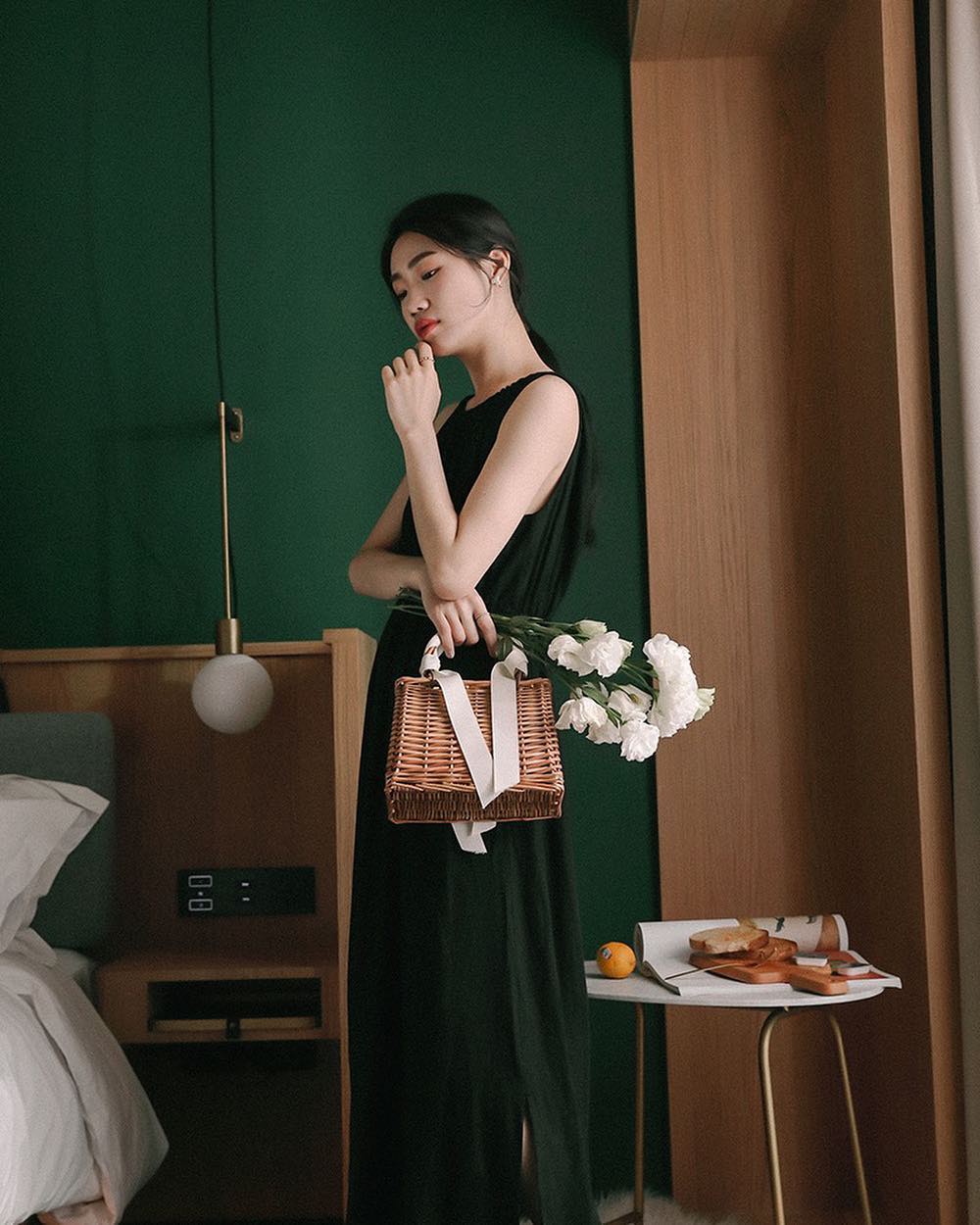 Không lên đồ trắng tinh tươm, HH Thu Thảo gần đây chuộng một combo huyền bí mà ai diện cũng sang thêm vài bậc-4