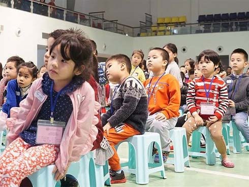 Clip suất ăn trưa ở trường quốc tế có giòi-2