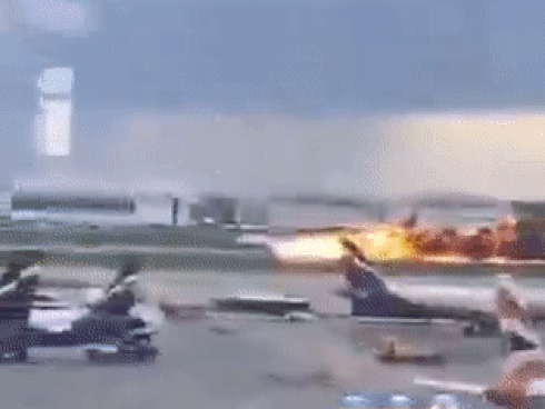 Máy bay Sukhoi cháy rừng rực 'như cầu lửa' trên đường băng sân bay Nga, 41 người tử vong