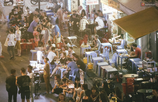Chùm ảnh: Khi phố đi bộ Bùi Viện thành phố đi nhậu, bóng cười được mua bán công khai-2