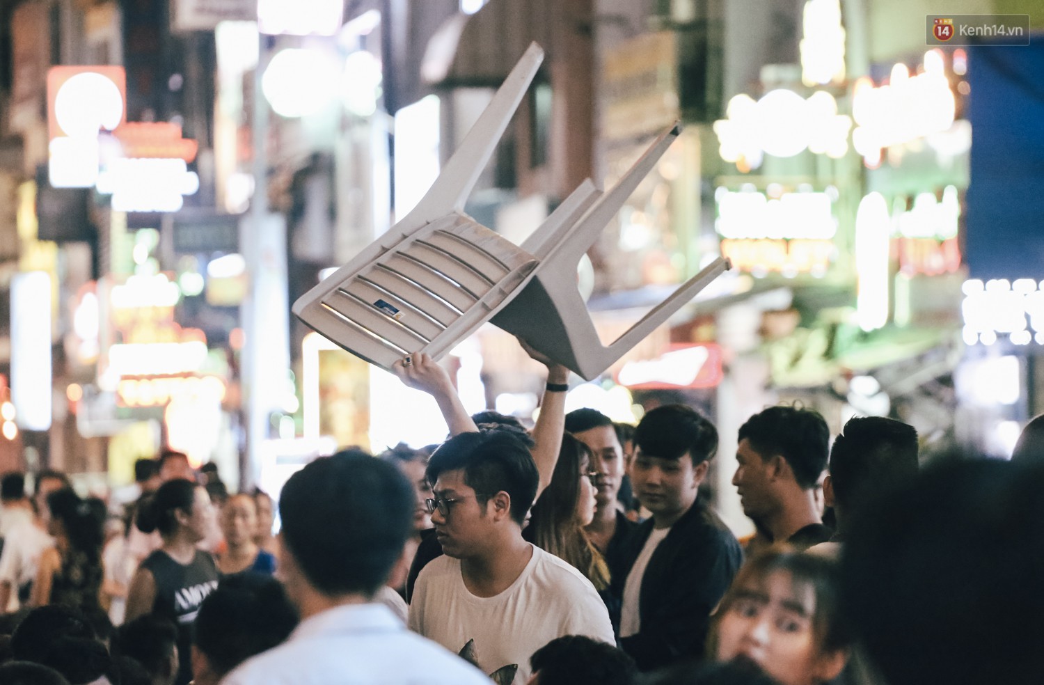 Chùm ảnh: Khi phố đi bộ Bùi Viện thành phố đi nhậu, bóng cười được mua bán công khai-4