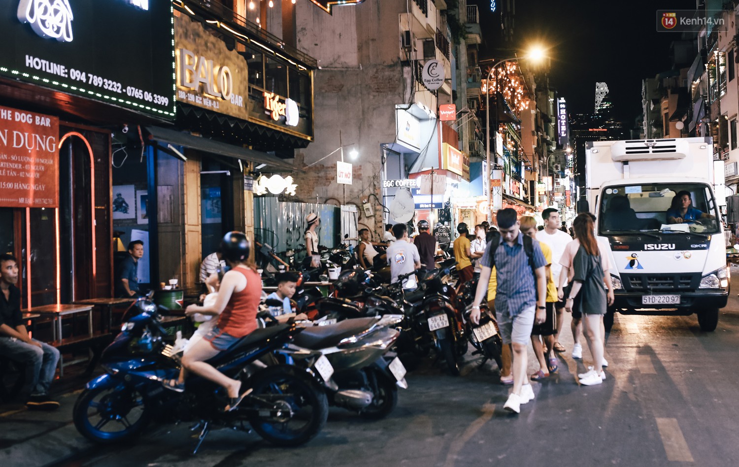 Chùm ảnh: Khi phố đi bộ Bùi Viện thành phố đi nhậu, bóng cười được mua bán công khai-5