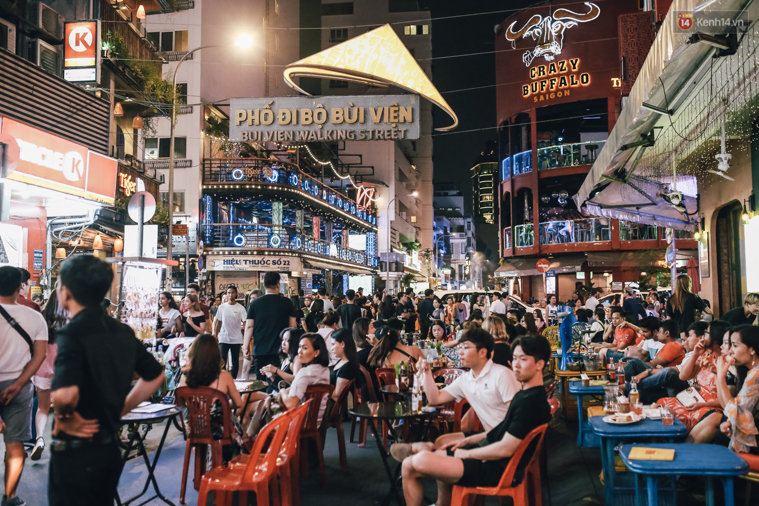 Chùm ảnh: Khi phố đi bộ Bùi Viện thành phố đi nhậu, bóng cười được mua bán công khai-7