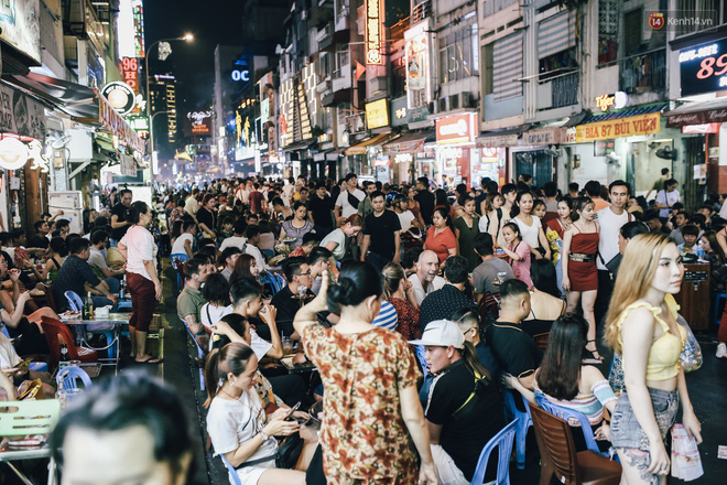 Chùm ảnh: Khi phố đi bộ Bùi Viện thành phố đi nhậu, bóng cười được mua bán công khai-10