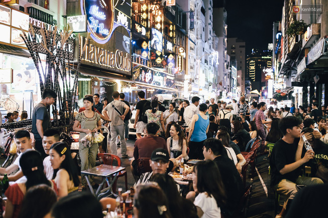 Chùm ảnh: Khi phố đi bộ Bùi Viện thành phố đi nhậu, bóng cười được mua bán công khai-11