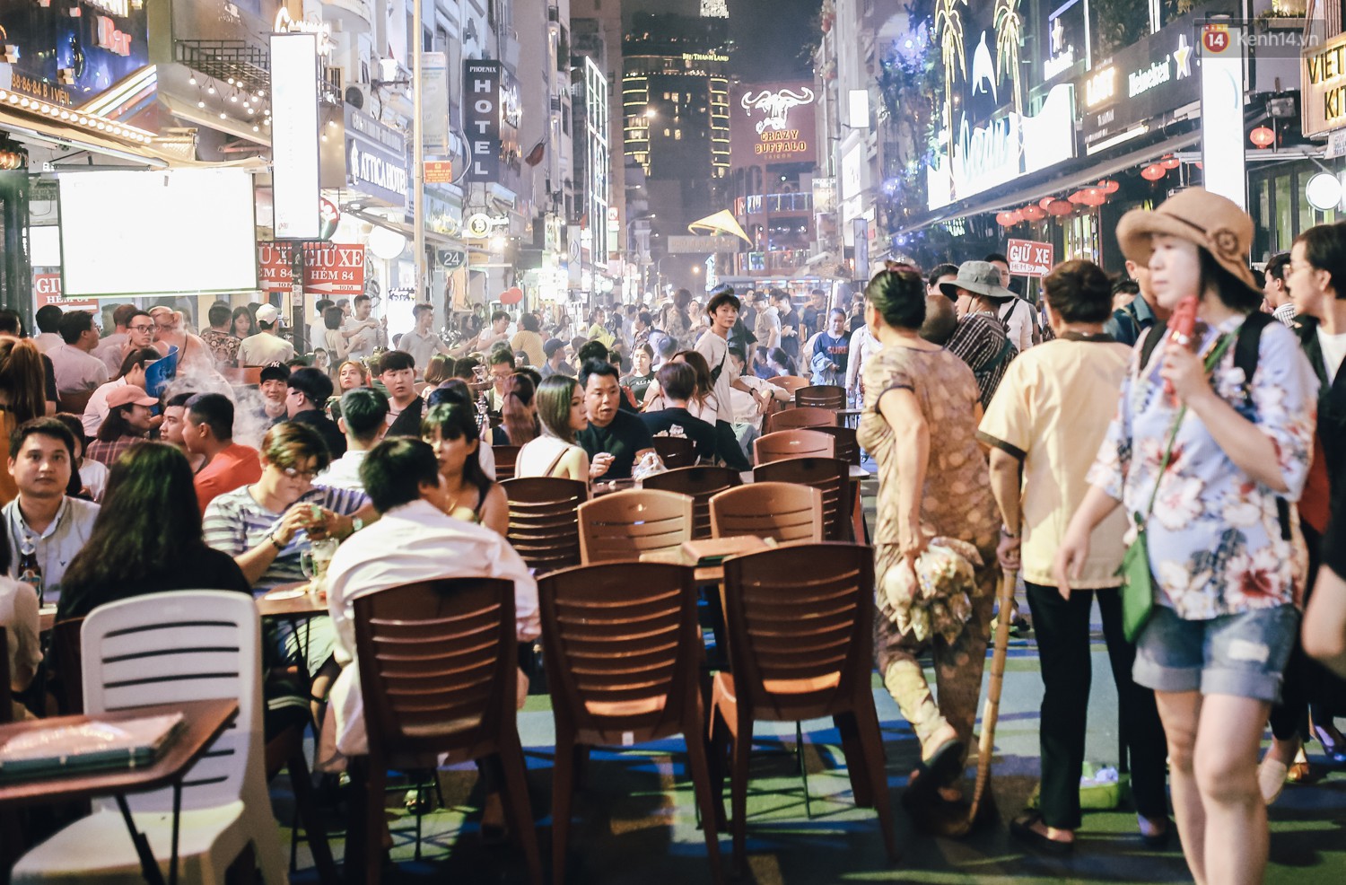 Chùm ảnh: Khi phố đi bộ Bùi Viện thành phố đi nhậu, bóng cười được mua bán công khai-14