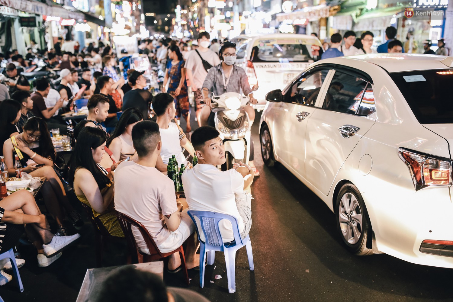 Chùm ảnh: Khi phố đi bộ Bùi Viện thành phố đi nhậu, bóng cười được mua bán công khai-15