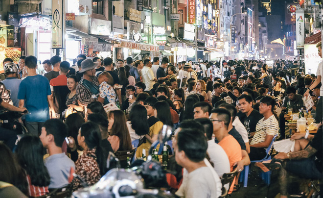 Chùm ảnh: Khi phố đi bộ Bùi Viện thành phố đi nhậu, bóng cười được mua bán công khai-9