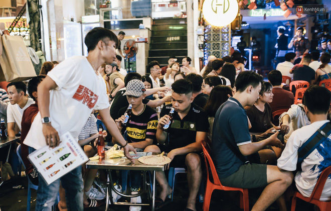 Chùm ảnh: Khi phố đi bộ Bùi Viện thành phố đi nhậu, bóng cười được mua bán công khai-18