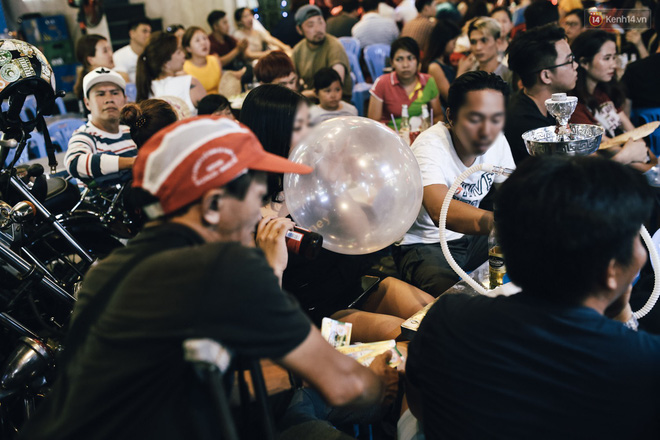 Chùm ảnh: Khi phố đi bộ Bùi Viện thành phố đi nhậu, bóng cười được mua bán công khai-19