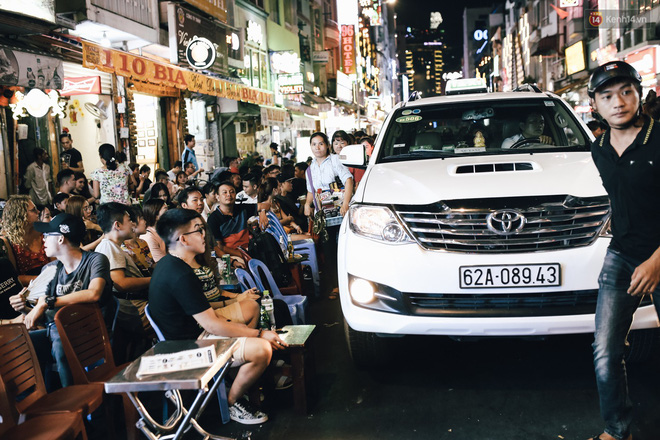 Chùm ảnh: Khi phố đi bộ Bùi Viện thành phố đi nhậu, bóng cười được mua bán công khai-23