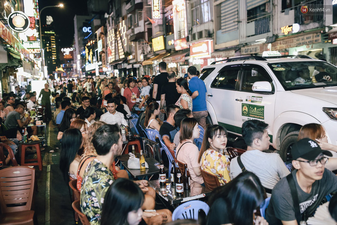 Chùm ảnh: Khi phố đi bộ Bùi Viện thành phố đi nhậu, bóng cười được mua bán công khai-25