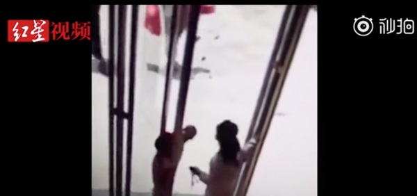 Hai đứa trẻ đang chơi đùa, vài phút sau một bé qua đời, mọi người biết chuyện đều vô cùng đau lòng nhưng không thể trách ai-2