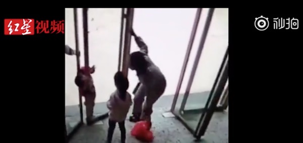 Hai đứa trẻ đang chơi đùa, vài phút sau một bé qua đời, mọi người biết chuyện đều vô cùng đau lòng nhưng không thể trách ai-3