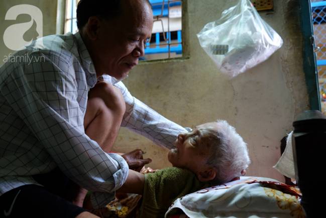 Con trai 51 tuổi chấp nhận không lấy vợ, ở vậy lo cơm nước, tắm giặt cho mẹ già liệt giường suốt 8 năm trời-1