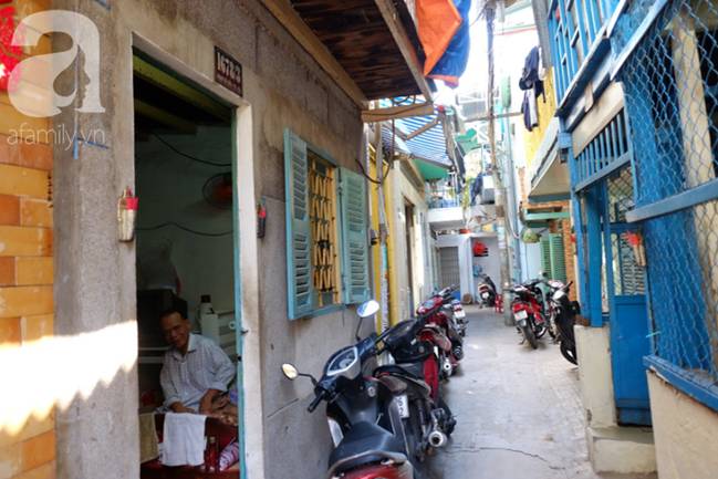 Con trai 51 tuổi chấp nhận không lấy vợ, ở vậy lo cơm nước, tắm giặt cho mẹ già liệt giường suốt 8 năm trời-2