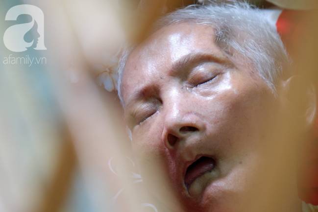 Con trai 51 tuổi chấp nhận không lấy vợ, ở vậy lo cơm nước, tắm giặt cho mẹ già liệt giường suốt 8 năm trời-5