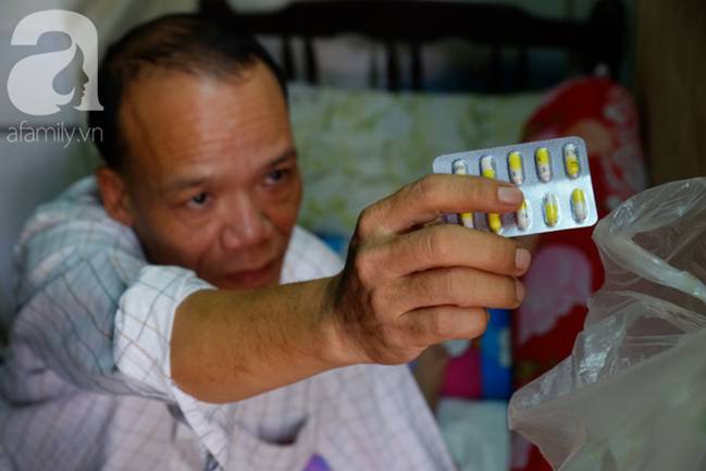 Con trai 51 tuổi chấp nhận không lấy vợ, ở vậy lo cơm nước, tắm giặt cho mẹ già liệt giường suốt 8 năm trời-6