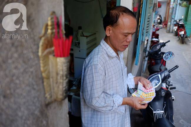 Con trai 51 tuổi chấp nhận không lấy vợ, ở vậy lo cơm nước, tắm giặt cho mẹ già liệt giường suốt 8 năm trời-10