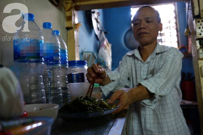 Con trai 51 tuổi chấp nhận không lấy vợ, ở vậy lo cơm nước, tắm giặt cho mẹ già liệt giường suốt 8 năm trời-11