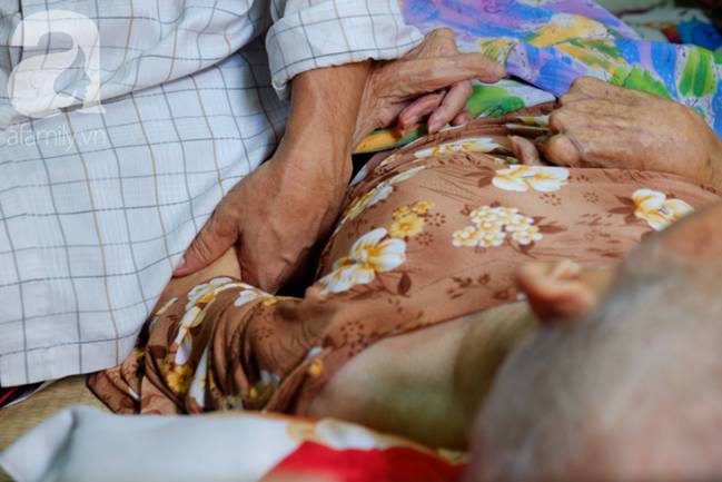 Con trai 51 tuổi chấp nhận không lấy vợ, ở vậy lo cơm nước, tắm giặt cho mẹ già liệt giường suốt 8 năm trời-13