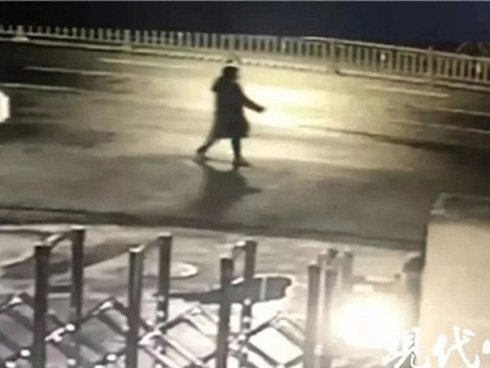 Con dâu chửi bới mẹ chồng thậm tệ, nhưng phản ứng của con trai mới khiến dân mạng phẫn nộ-3