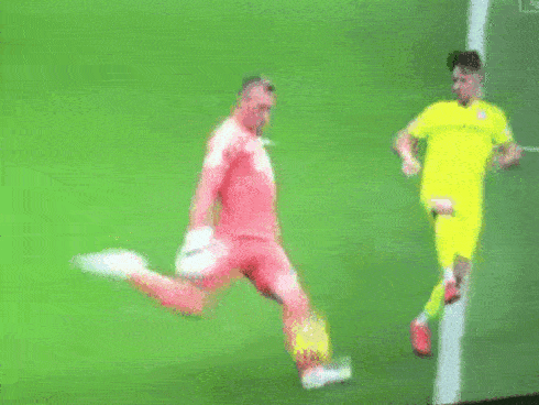 Trọng tài cầu nguyện trước màn hình VAR gây sốt mạng xã hội-2