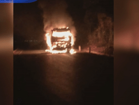 Clip: Xe khách giường nằm cháy ngùn ngụt trên quốc lộ 6 ở Sơn La