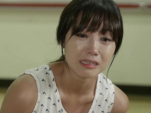 Đêm nào tỉnh dậy cũng thấy vợ xõa tóc rũ rượi đứng đầu giường, biết được nguyên nhân chồng liền ôm mặt khóc nức nở