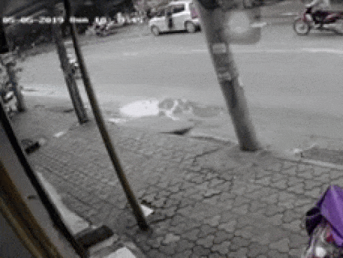 Clip: Mở cửa xe thiếu quan sát, tài xế KIA gây tai nạn kinh hoàng, tài xế xe tải ôm mặt bần thần